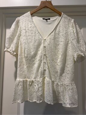 Adrianna Papell Lace Button-Front Peplum Top - Cream, size large NWOT